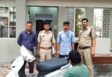 एक्टिवा से अवैध शराब की तस्करी करते एक आरोपी गिरफ्तार, 54 लीटर देशी मदिरा जब्त 3 WhatsApp Image 2026 08 24 at 12.29.36