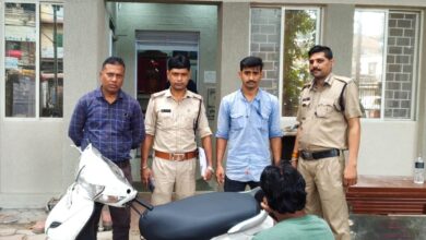 एक्टिवा से अवैध शराब की तस्करी करते एक आरोपी गिरफ्तार, 54 लीटर देशी मदिरा जब्त 6 WhatsApp Image 2026 08 24 at 12.29.36