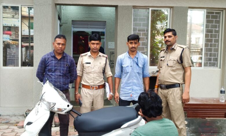 एक्टिवा से अवैध शराब की तस्करी करते एक आरोपी गिरफ्तार, 54 लीटर देशी मदिरा जब्त 1 WhatsApp Image 2026 08 24 at 12.29.36