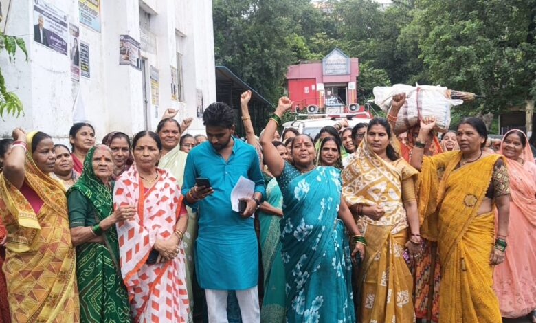 समझौते के बावजूद गुफा मंदिर ट्रस्ट ने बंद किया रास्ता 1 WhatsApp Image 2026 08 25 at 12.39.46