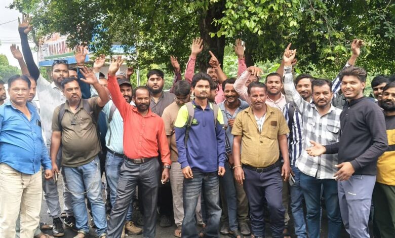 वल्लभ भवन के सामने रैपिडो बाइक चालकों का प्रदर्शन, अपनी मांगों को लेकर बुलंद की आवाज 1 WhatsApp Image 2026 08 25 at 13.23.01
