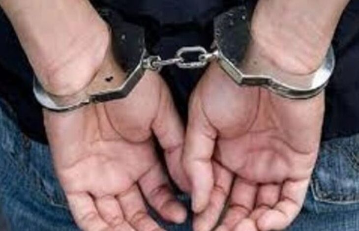 दुबई से लौटते ही शिकंजे में 'महाठग': मुनाफे का झांसा देकर 1.10 करोड़ की ठगी : आरोपी को दबोचकर पीड़ितों ने पुलिस को सौंपा 1 orig arrest 1622581246
