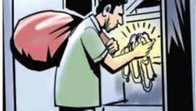 ताला बंद कर बाहर गया परिवार, लौटे तो कमरे की अलमारी खाली- सोने चांदी के जेवर सहित नगदी पार 13 orig download 5 1682292103