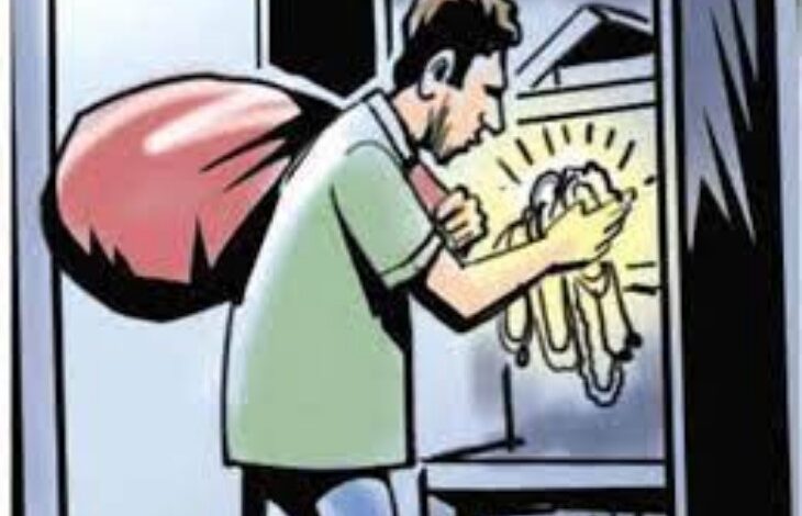 ताला बंद कर बाहर गया परिवार, लौटे तो कमरे की अलमारी खाली- सोने चांदी के जेवर सहित नगदी पार 1 orig download 5 1682292103