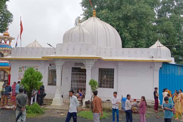 यशभारत ब्रेकिंग : अधारताल पचमठा मंदिर में बेखौफ चोरों का धावा, दानपेटी तोड़ी, हजारों रुपए पार, देखी वीडियो ...... 1 01 3