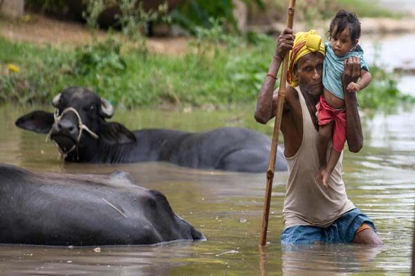 बिहार में बाढ़ का तांडव,भागलपुर में गंगा-कोसी का कहर, 100 साल पुराना मंदिर पानी में बहा 1 01 7
