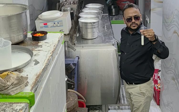 मिलावट की आशंका पर डेयरियों में जांच 1 01