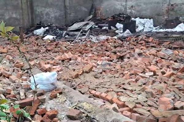 यशभारत ब्रेकिंग : टेलीग्राफ फैक्ट्री में जर्जर दीवार ढही, मलबे में दबने से दो मजदूरों की मौत, देखे वीडियो ..... 1 010