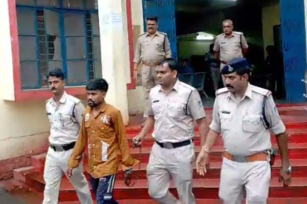 पनागर थाना क्षेत्र के ग्राम इमलाई में दादा की हत्या करने वाला फरार पोता गिरफ्तार 1 015