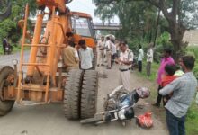 बेलखाडू में क्रेन की टक्कर से बाइक सवार महिला गंभीर, मेडिकल में भर्ती, देखे वीडियो .... 2 02