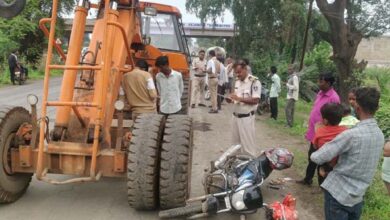 बेलखाडू में क्रेन की टक्कर से बाइक सवार महिला गंभीर, मेडिकल में भर्ती, देखे वीडियो .... 6 02