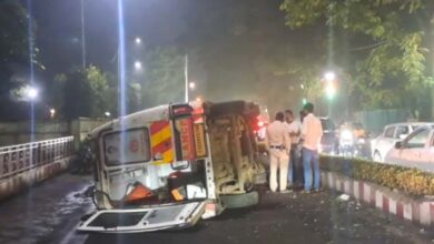 डिवाइडर से टकराकर पलटी एम्बुलेंस, राहगीरों ने मरीज को निकाला बाहर , देखे वीडियो .... 12 02 7