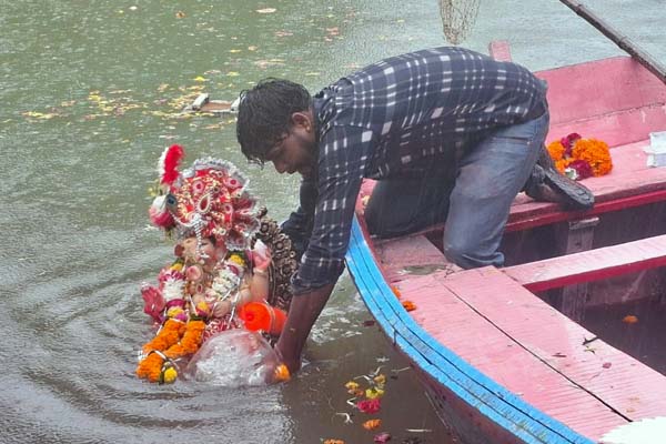 अनंत चतुर्दशी पर नम आंखों से दी गणपति बप्पा को विदाई, देखे वीडियो ...... 1 03 10