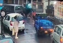 आवारा मवेशियों की दहशत का एक और शिकार, बैल के हमले में बुजुर्ग की मौत, देखे वीडियो ....... 2 03 4