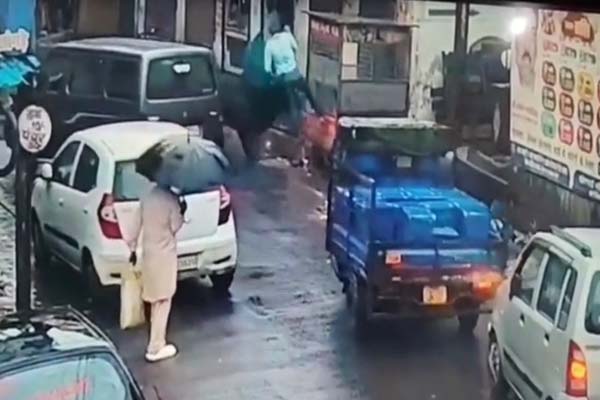 आवारा मवेशियों की दहशत का एक और शिकार, बैल के हमले में बुजुर्ग की मौत, देखे वीडियो ....... 1 03 4