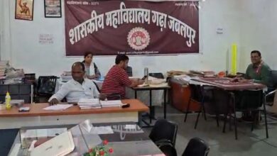 दो कमरों में पूरा कॉलेज! गढ़ा कॉलेज की बदहाल व्यवस्था पर छात्रों का हंगामा, देखे वीडियो ...... 7 03 7
