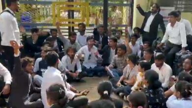 यशभारत ब्रेकिंग : आरडीडीवी में आउट ऑफ सिलेबस पेपर पर बवाल, परीक्षा छोड़ कुलपति निवास पर छात्रों ने शुरू किया प्रदर्शन, देखे वीडियो ..... 4 03 8