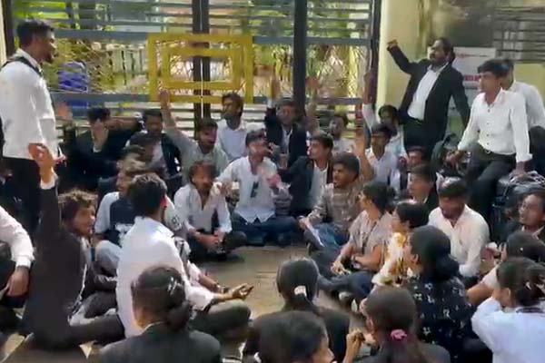 यशभारत ब्रेकिंग : आरडीडीवी में आउट ऑफ सिलेबस पेपर पर बवाल, परीक्षा छोड़ कुलपति निवास पर छात्रों ने शुरू किया प्रदर्शन, देखे वीडियो ..... 1 03 8