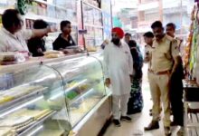 मिठाई दुकान में वसूली का विरोध करने पर कर्मचारी पर लाठी-डंडों से हमला, कर्मचारी घायल, देखे वीडियो ...... 3 04 10
