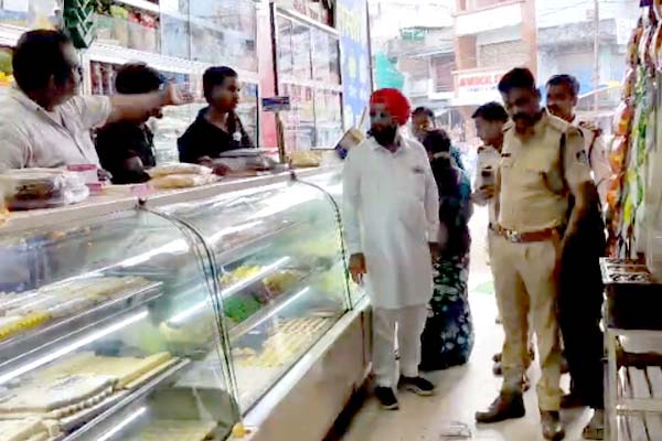 मिठाई दुकान में वसूली का विरोध करने पर कर्मचारी पर लाठी-डंडों से हमला, कर्मचारी घायल, देखे वीडियो ...... 1 04 10