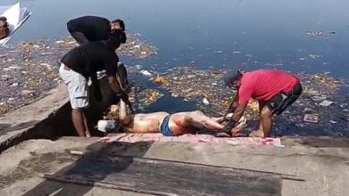 हनुमानताल तालाब में मिली अज्ञात व्यक्ति की लाश, पुलिस शिनाख्त में जुटी, देखे वीडियो ...... 4 04 11