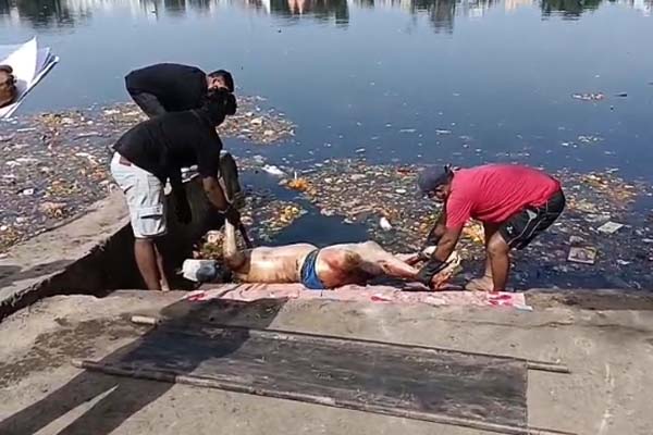 हनुमानताल तालाब में मिली अज्ञात व्यक्ति की लाश, पुलिस शिनाख्त में जुटी, देखे वीडियो ...... 1 04 11