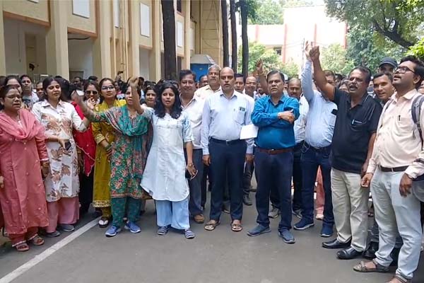 स्वामित्व योजना के पंजीयन से पटवारियों ने बनाई दूरी, कलमबंद आंदोलन की चेतावनी, देखे वीडियो ...... 1 04 8