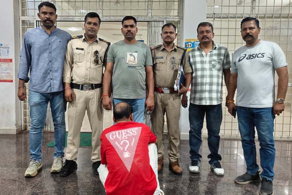 पिस्टल से हवाई फायरिंग का वीडियो पड़ा भारी, जब्बार पुलिस के हत्थे चढ़ा 1 05 10