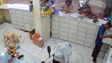 खाते में नहीं आई रकम, मोबाइल दिखाकर दवाइयां लेकर भागा शातिर ग्राहक, सीसीटीवी में कैद हुई करतूत 4 05 7