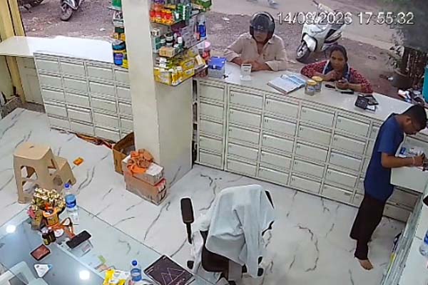 खाते में नहीं आई रकम, मोबाइल दिखाकर दवाइयां लेकर भागा शातिर ग्राहक, सीसीटीवी में कैद हुई करतूत 1 05 7