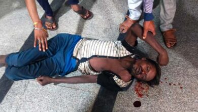 स्टेशन के बाहर मिला अज्ञात युवक का शव, वारिसों की तलाश 5 05 8
