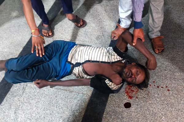 स्टेशन के बाहर मिला अज्ञात युवक का शव, वारिसों की तलाश 1 05 8