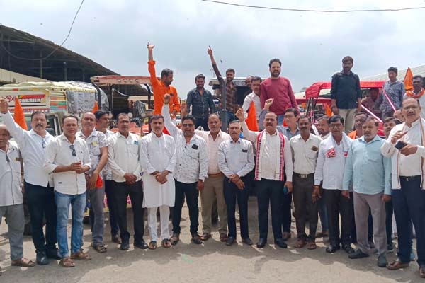 ट्रैक्टर लेकर मंडी पहुंचे किसान, कलेक्ट्रेट के लिए किया कूच, एमएसपी पर धान खरीदी को लेकर आंदोलन, देखे वीडियो ...... 1 07 3