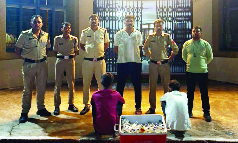 मारपीट के आरोपियों को पकडऩे गई माधवनगर पुलिस के हत्थे चढ़े शराब तस्कर, 138 पाव शराब के साथ दो आरोपियों को गिरफ्तार किया पुलिस ने 1 10