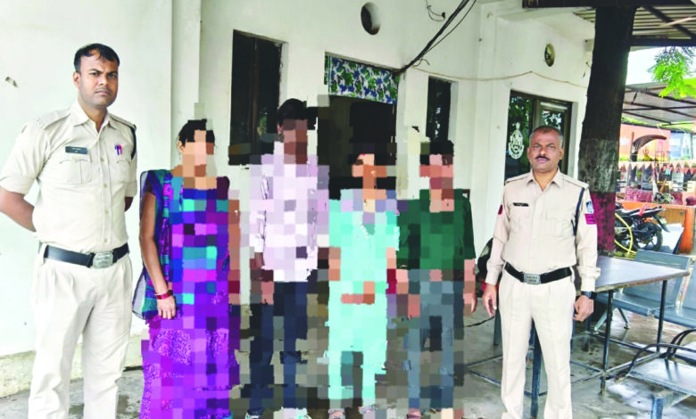 पति से विवाद के बाद इंदौर चली गई पत्नी, पुलिस ने दी समझाईश, वापस कटनी लाकर परिजनों को सौंपा 1 111