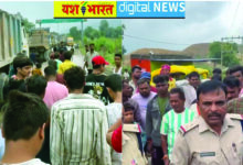 ट्रक ने मारी स्कूली बस को ठोकर, आक्रोशित ग्रामीणों ने किया प्रदर्शन, 5 घंटे तक चकाजाम, तहसीलदार के आश्वासन के बाद शुरू हुआ आवागमन 2 16