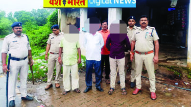 बीच सडक़ युवक की लाठी डंडों से पिटाई करने वाले पुलिस के हत्थ चढ़े, माधवनगर पुलिस ने किया गिरफ्तार, सामान उधार नहीं देने को लेकर हुआ था विवाद 9 17