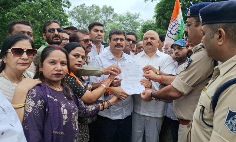 राहुल गांधी पर एफआईआर के विरोध में कांग्रेस का जोरदार प्रदर्शन 1 20260901 130756