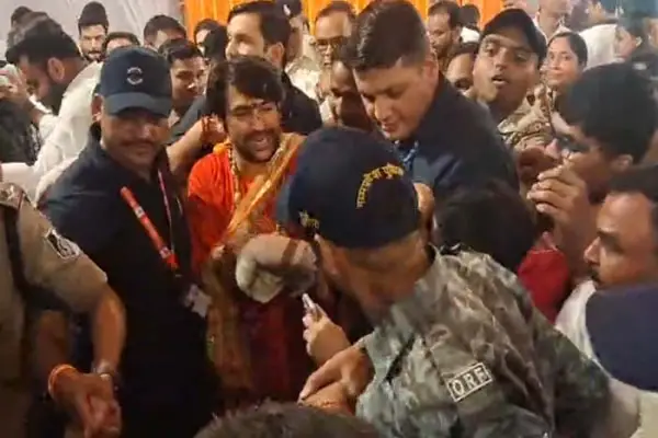 जबलपुर पहुंचे बागेश्वर धाम के धीरेंद्र शास्त्री, बोले- सनातन एकता के लिए जात-पात से ऊपर उठें 1 20260922194724 nFgPqQpA