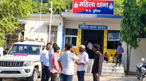 14 वर्षीय किशोरी से हैवानियत:भाई को बंधक बनाकर पीटा; 2 पर FIR, हिंदू संगठनों ने की सख्त कार्रवाई की मांग 1 20260923082326 7qAp046F