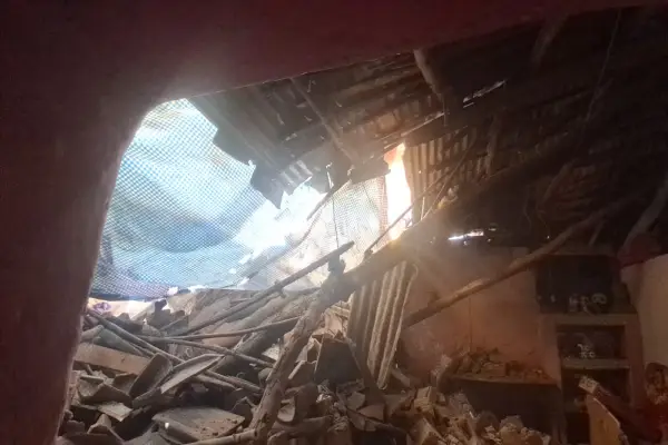 कच्चे मकान की दीवार भरभराकर गिरी, घटना में बाल-बाल बचा परिवार 1 20260923141356 WW5kmrCj