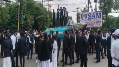 सीट बेल्ट विवाद से शुरू हुई पुलिस-वकील की तनातनी: 3 पुलिसकर्मी सस्पेंड, फिर भी सड़कों पर वकीलों का चक्काजाम, वायरल वीडियो ने घुमाया मामला 5 20260923141946 cS8OP7hg