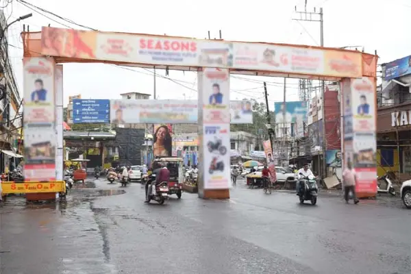 मालवीय चौक पर अवैध जेंट्री गेटों बड़ा खतरा,इंदौर हादसे से भी सीख नहीं ले रहा प्रशासन 1