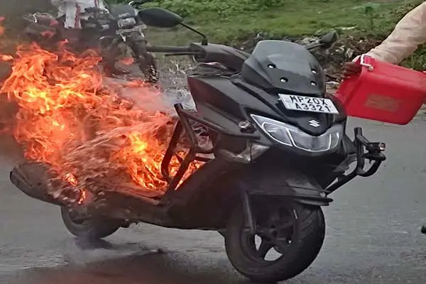 चलती स्कूटर बनी आग का गोला, चालक ने कूदकर बचाई जान 1 20260925115922 CDQCTpZn