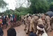 जुआ फड़ पर कार्रवाई के बाद अधेड़ की मौत का मामला : अंतिम संस्कार के दौरान पुलिस-प्रशासन पर पथराव, दूसरे दिन भी गांव में तनाव 2 20260925211417 kZmF8SZ6