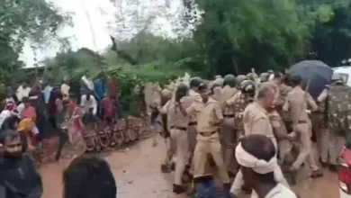 जुआ फड़ पर कार्रवाई के बाद अधेड़ की मौत का मामला : अंतिम संस्कार के दौरान पुलिस-प्रशासन पर पथराव, दूसरे दिन भी गांव में तनाव 5 20260925211417 kZmF8SZ6