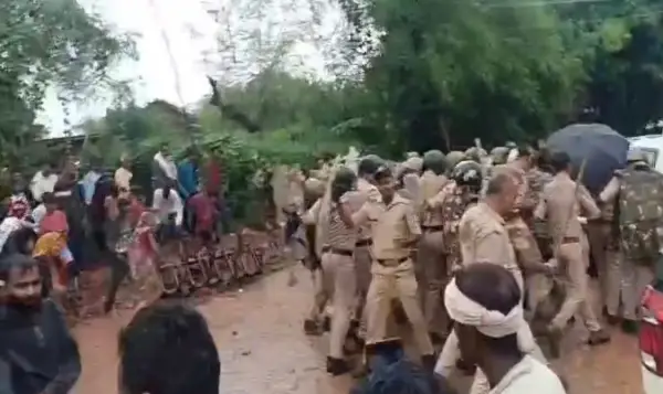 जुआ फड़ पर कार्रवाई के बाद अधेड़ की मौत का मामला : अंतिम संस्कार के दौरान पुलिस-प्रशासन पर पथराव, दूसरे दिन भी गांव में तनाव 1 20260925211417 kZmF8SZ6