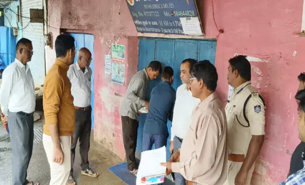 झोलाछाप डॉक्टरों पर शिकंजा: दो अवैध क्लीनिकों पर छापा, एक सील; भारी मात्रा में दवाएं और सिरिंज जब्त 1 20260927104947 erN4BcLJ