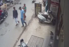 बेखौफ लुटेरे: सरेराह महिला पर झपटे दो बदमाश, जेवर छीनकर पलक झपकते हुए रफूचक्कर.... देखें पूरा वीडियो 4 20260928142617 wx0yUOsl