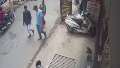 बेखौफ लुटेरे: सरेराह महिला पर झपटे दो बदमाश, जेवर छीनकर पलक झपकते हुए रफूचक्कर.... देखें पूरा वीडियो 5 20260928142617 wx0yUOsl